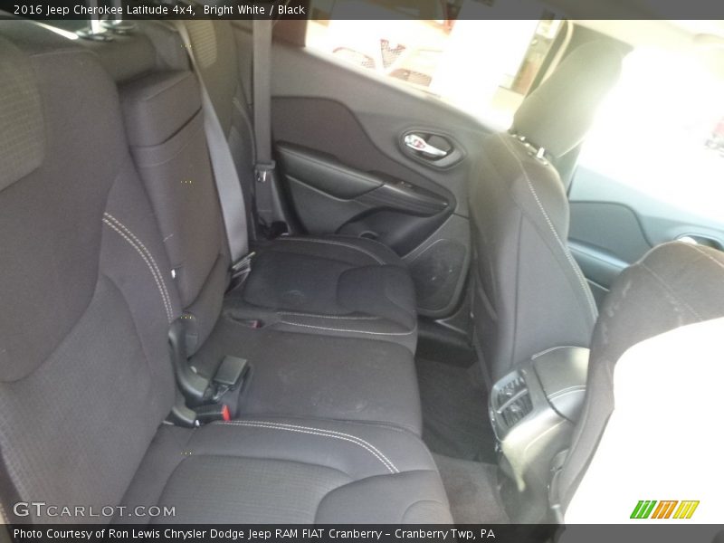 Bright White / Black 2016 Jeep Cherokee Latitude 4x4
