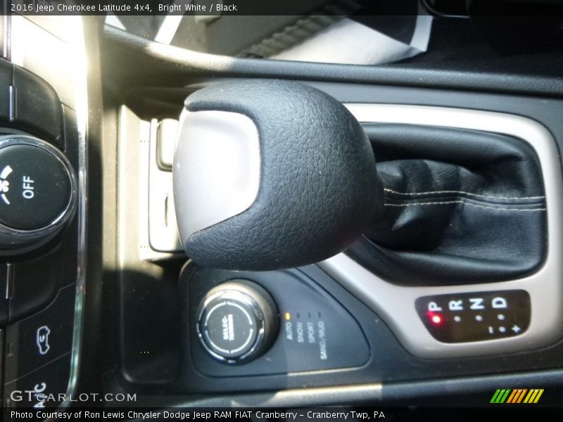 Bright White / Black 2016 Jeep Cherokee Latitude 4x4