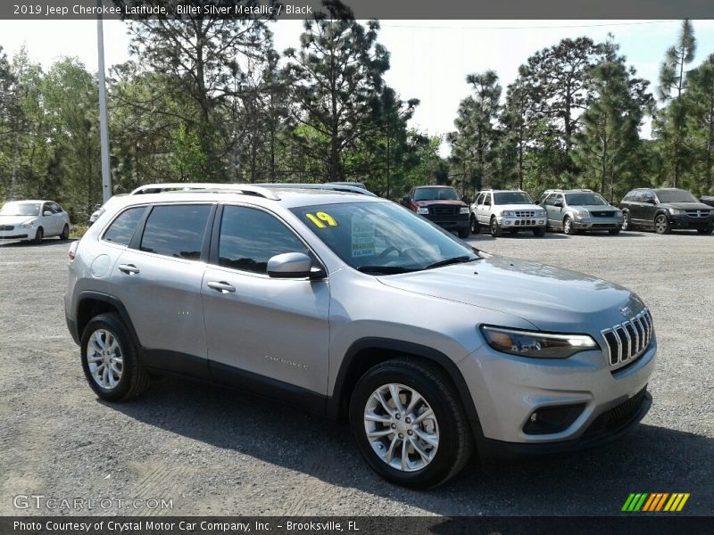 Front 3/4 View of 2019 Cherokee Latitude