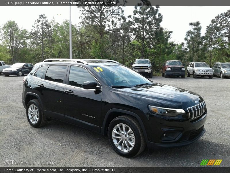 Front 3/4 View of 2019 Cherokee Latitude