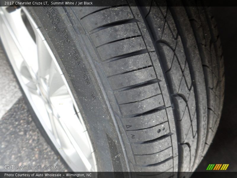 Summit White / Jet Black 2017 Chevrolet Cruze LT