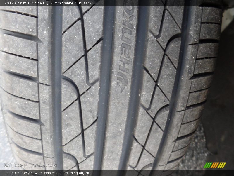 Summit White / Jet Black 2017 Chevrolet Cruze LT