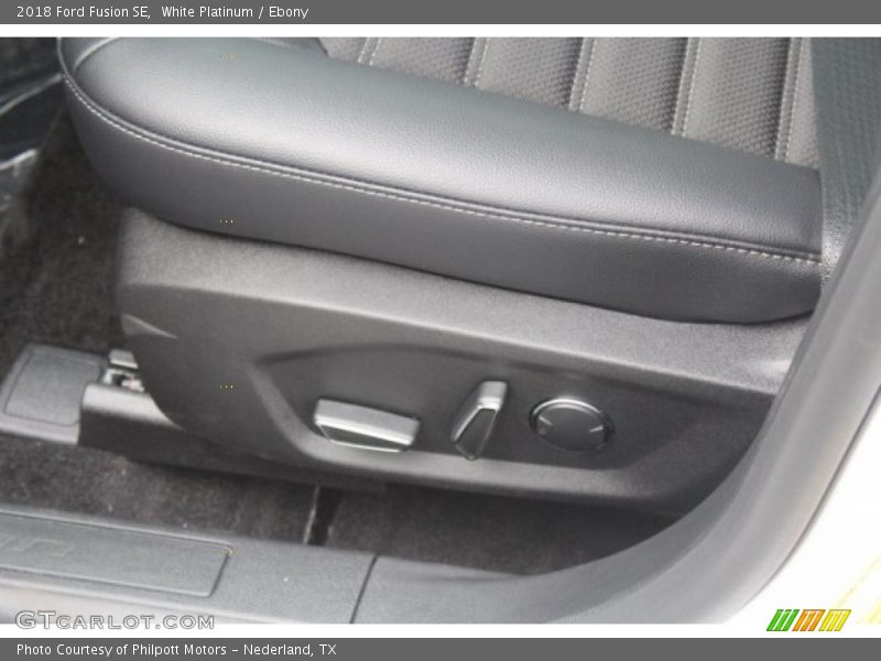 White Platinum / Ebony 2018 Ford Fusion SE