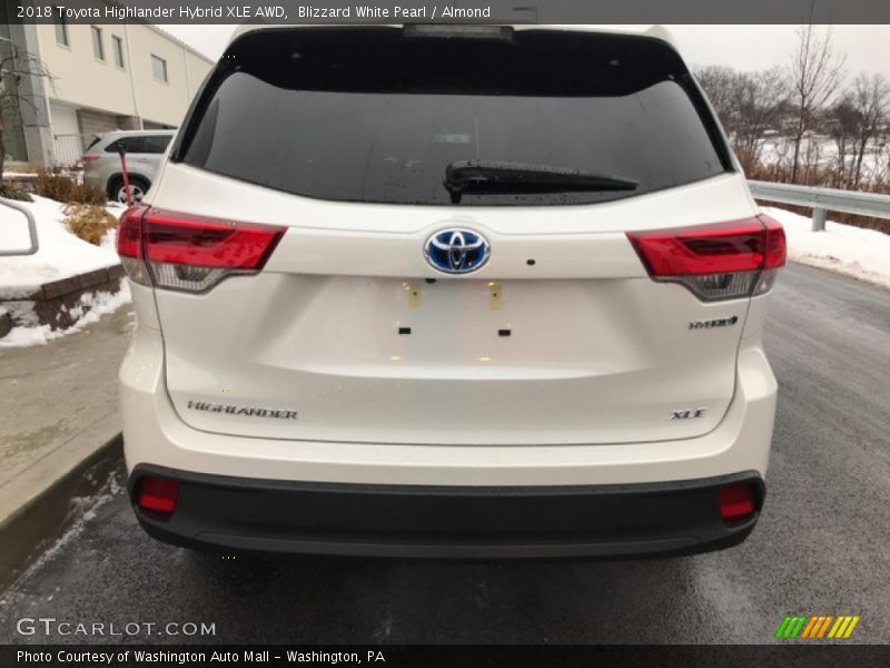 Blizzard White Pearl / Almond 2018 Toyota Highlander Hybrid XLE AWD