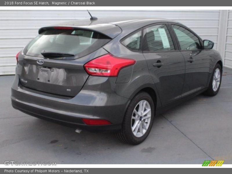 Magnetic / Charcoal Black 2018 Ford Focus SE Hatch