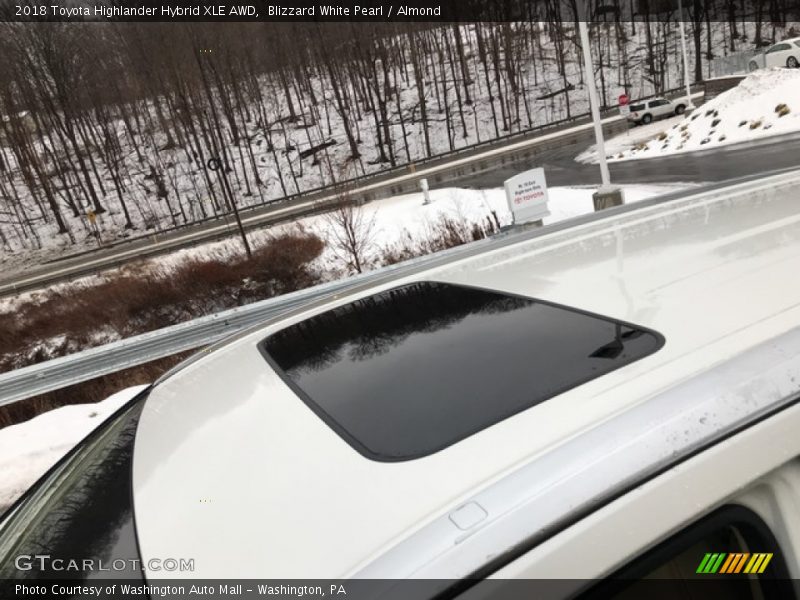 Blizzard White Pearl / Almond 2018 Toyota Highlander Hybrid XLE AWD