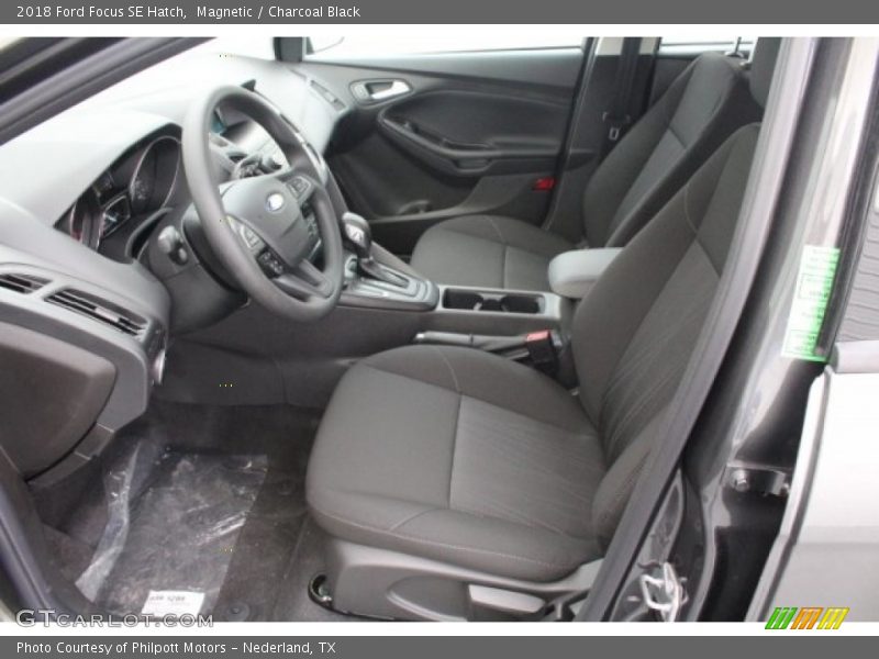 Magnetic / Charcoal Black 2018 Ford Focus SE Hatch