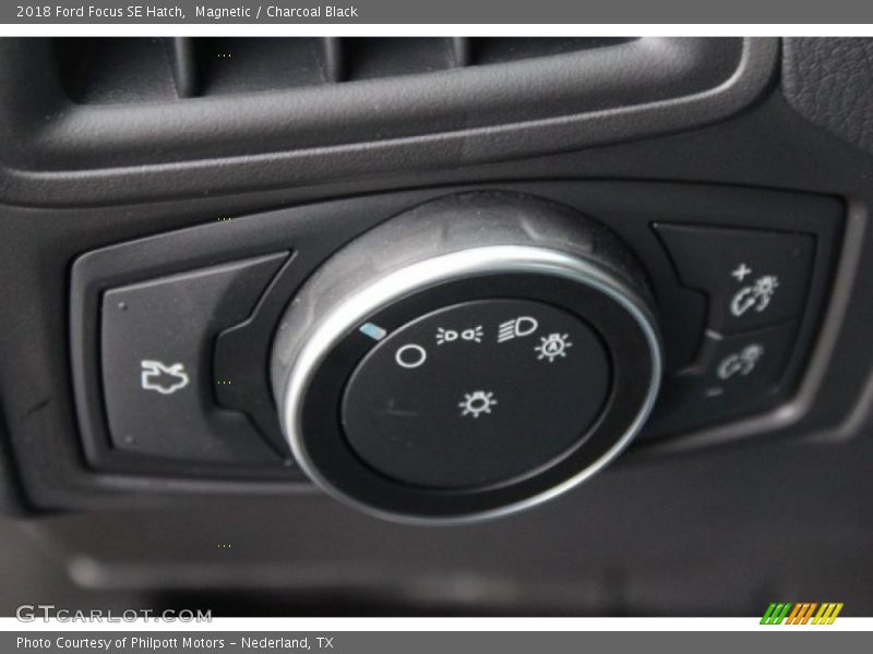 Magnetic / Charcoal Black 2018 Ford Focus SE Hatch