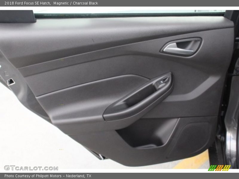 Magnetic / Charcoal Black 2018 Ford Focus SE Hatch