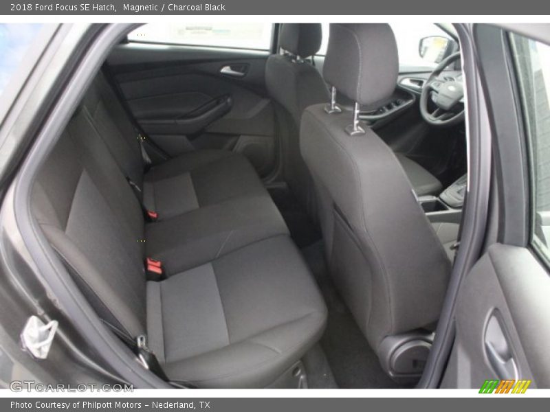 Magnetic / Charcoal Black 2018 Ford Focus SE Hatch