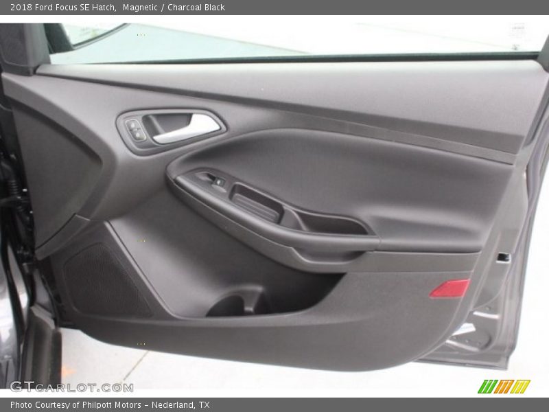Magnetic / Charcoal Black 2018 Ford Focus SE Hatch