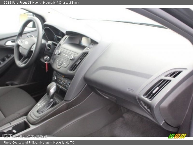 Magnetic / Charcoal Black 2018 Ford Focus SE Hatch
