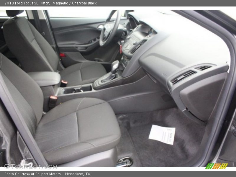 Magnetic / Charcoal Black 2018 Ford Focus SE Hatch