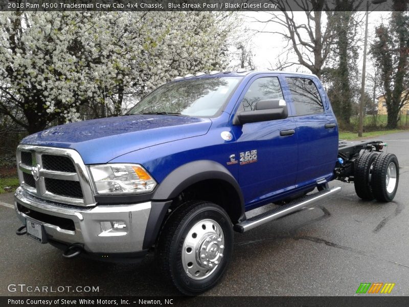 Front 3/4 View of 2018 4500 Tradesman Crew Cab 4x4 Chassis