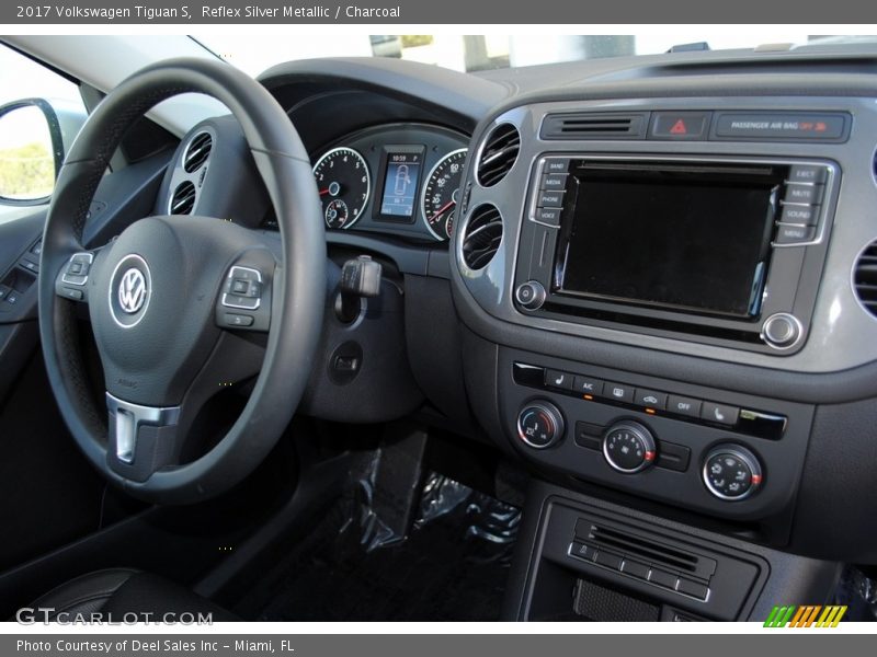 Reflex Silver Metallic / Charcoal 2017 Volkswagen Tiguan S