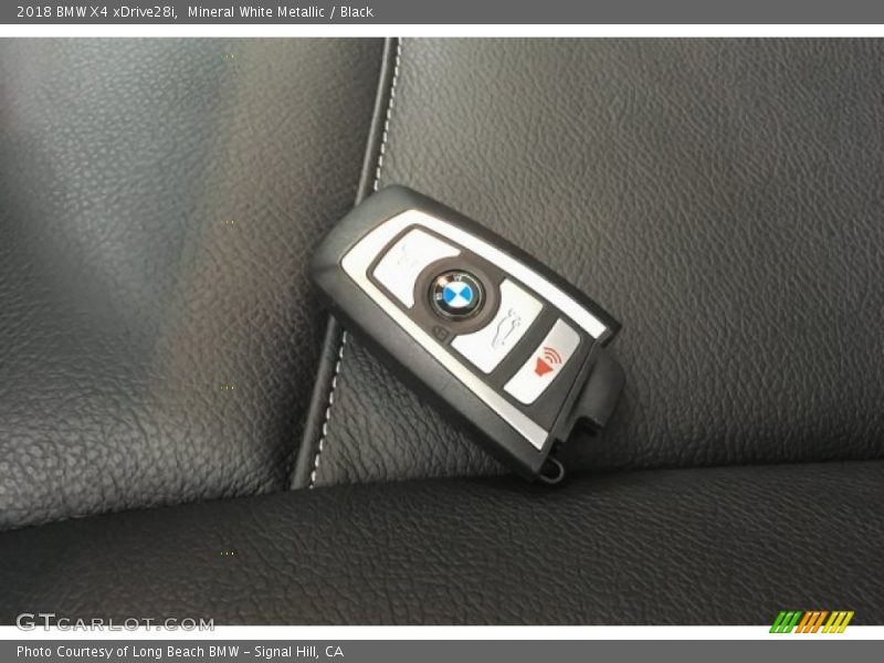 Mineral White Metallic / Black 2018 BMW X4 xDrive28i