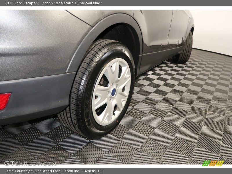 Ingot Silver Metallic / Charcoal Black 2015 Ford Escape S