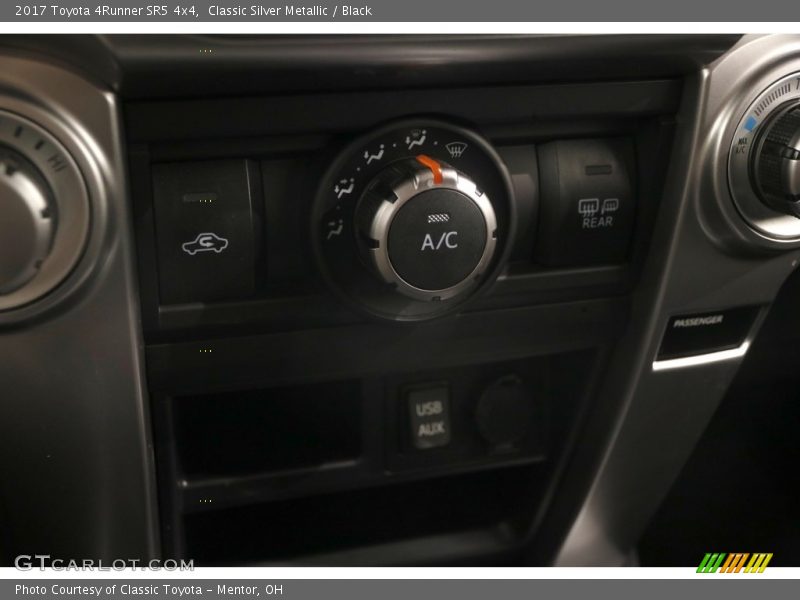 Classic Silver Metallic / Black 2017 Toyota 4Runner SR5 4x4
