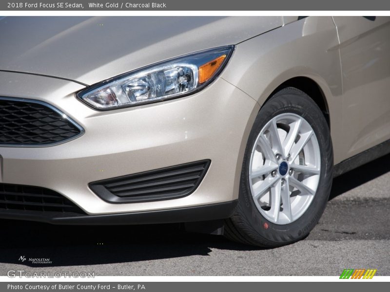 White Gold / Charcoal Black 2018 Ford Focus SE Sedan