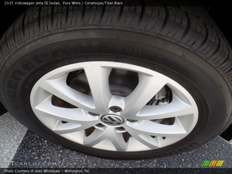 Pure White / Ceramique/Titan Black 2015 Volkswagen Jetta SE Sedan