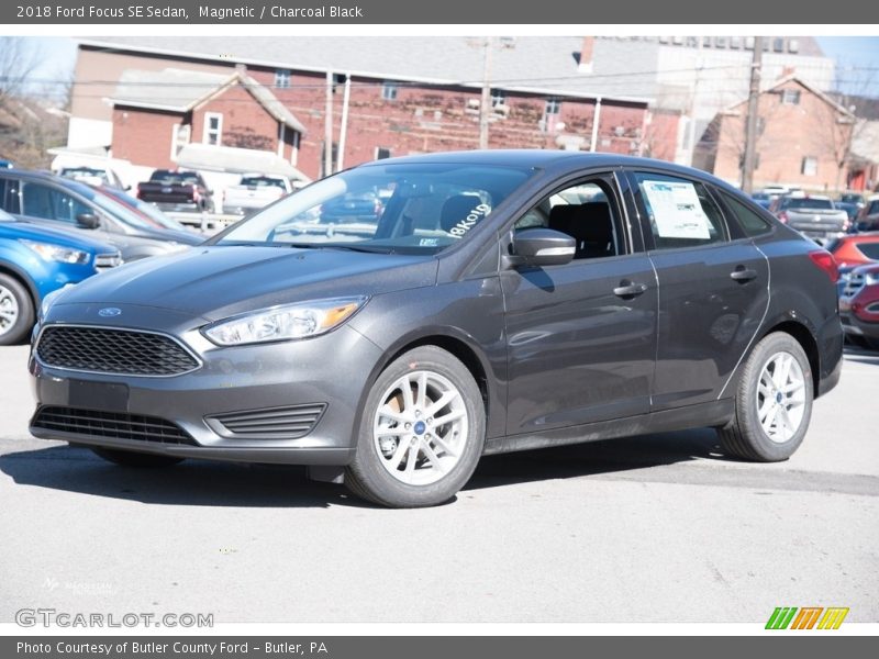 Magnetic / Charcoal Black 2018 Ford Focus SE Sedan