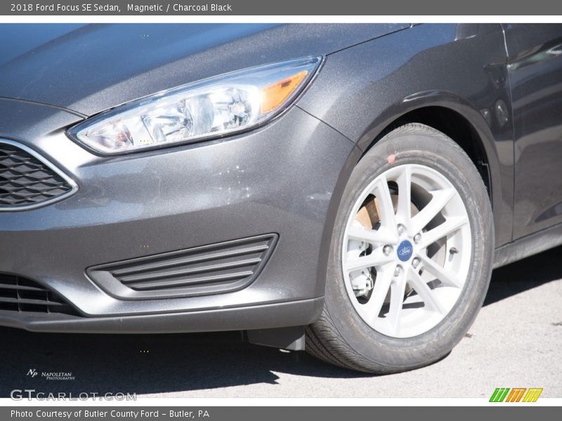 Magnetic / Charcoal Black 2018 Ford Focus SE Sedan