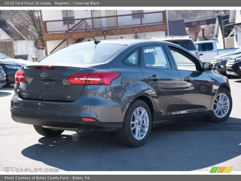 Magnetic / Charcoal Black 2018 Ford Focus SE Sedan