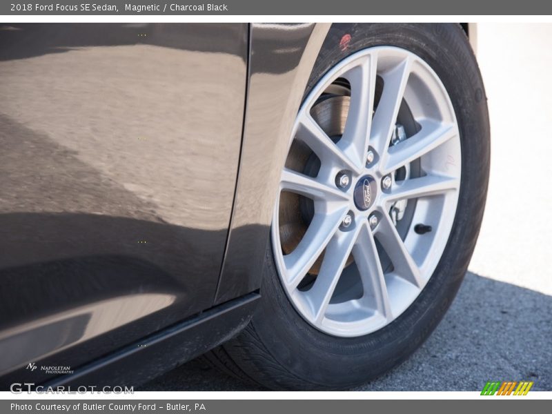 Magnetic / Charcoal Black 2018 Ford Focus SE Sedan