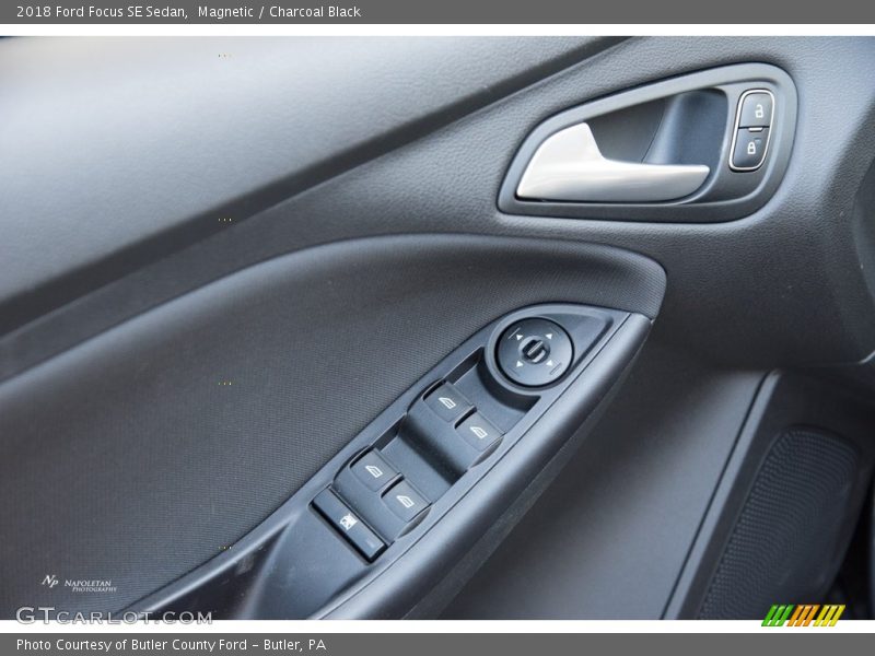 Magnetic / Charcoal Black 2018 Ford Focus SE Sedan