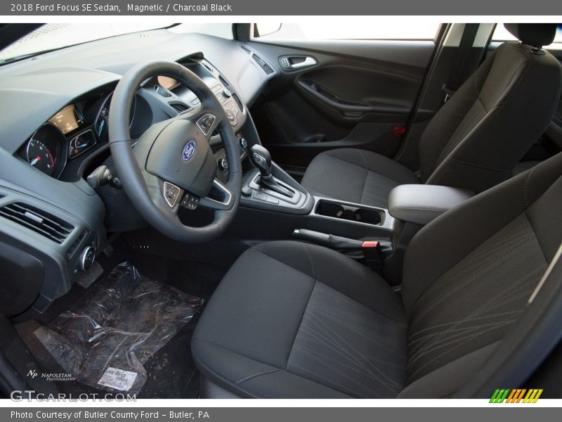 Magnetic / Charcoal Black 2018 Ford Focus SE Sedan