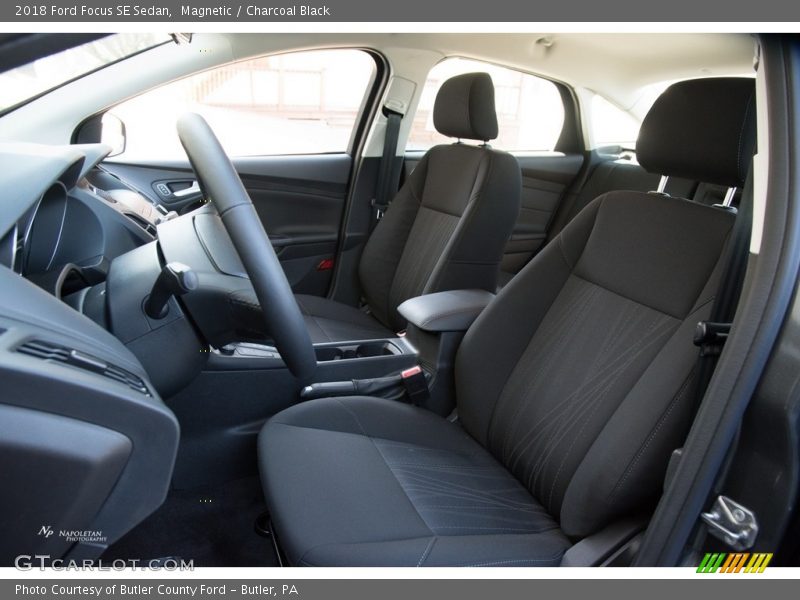 Magnetic / Charcoal Black 2018 Ford Focus SE Sedan