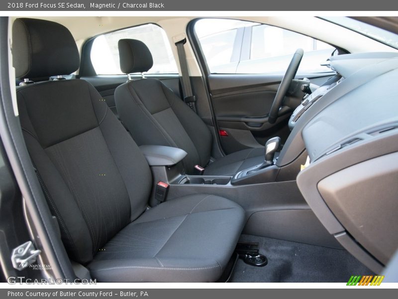 Magnetic / Charcoal Black 2018 Ford Focus SE Sedan