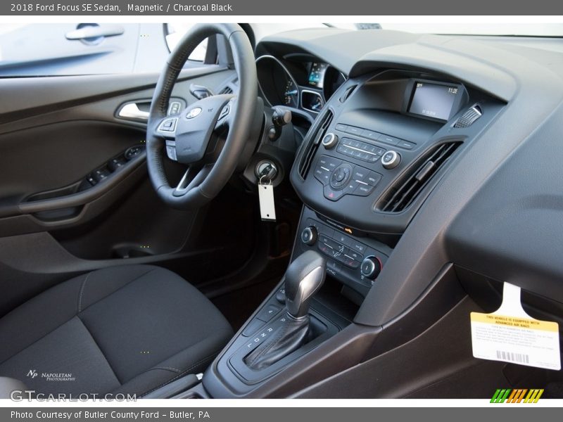 Magnetic / Charcoal Black 2018 Ford Focus SE Sedan