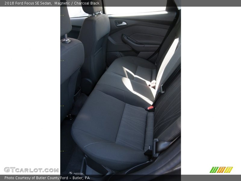 Magnetic / Charcoal Black 2018 Ford Focus SE Sedan