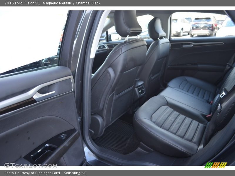 Magnetic Metallic / Charcoal Black 2016 Ford Fusion SE