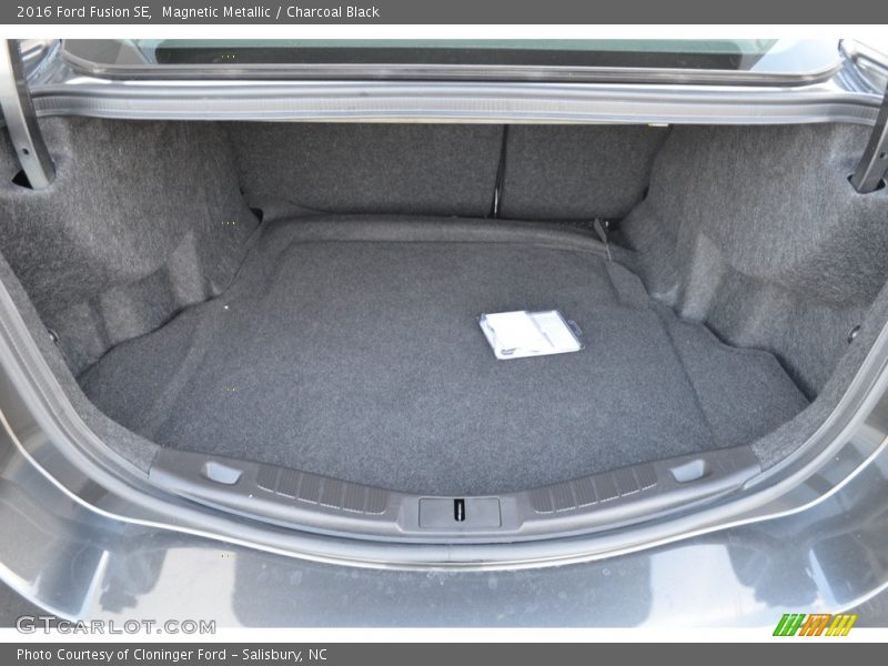 Magnetic Metallic / Charcoal Black 2016 Ford Fusion SE