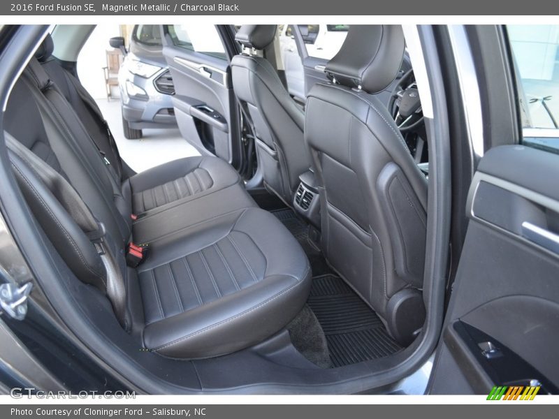 Magnetic Metallic / Charcoal Black 2016 Ford Fusion SE