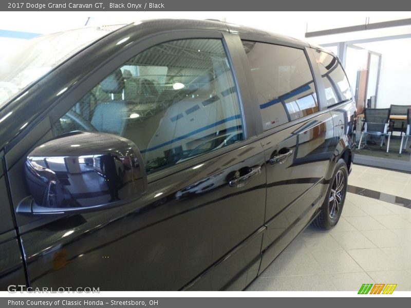 Black Onyx / Black 2017 Dodge Grand Caravan GT