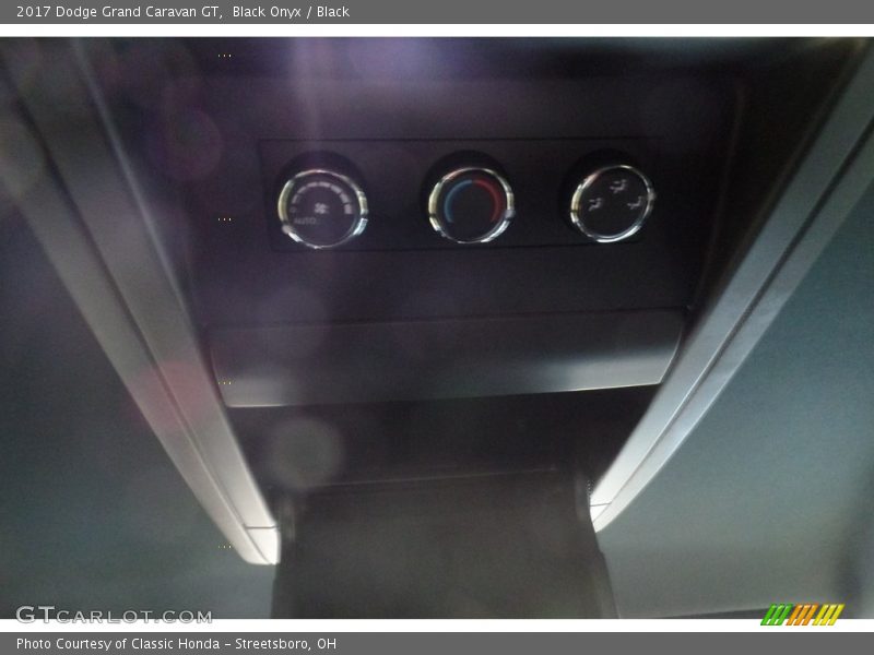 Black Onyx / Black 2017 Dodge Grand Caravan GT