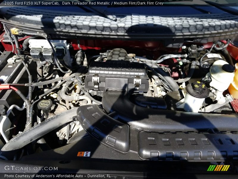 Dark Toreador Red Metallic / Medium Flint/Dark Flint Grey 2005 Ford F150 XLT SuperCab