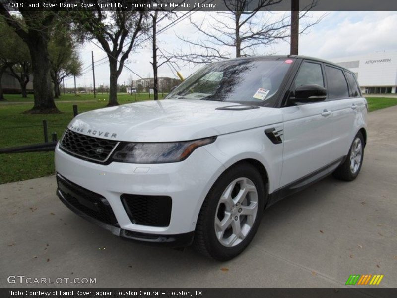 Front 3/4 View of 2018 Range Rover Sport HSE