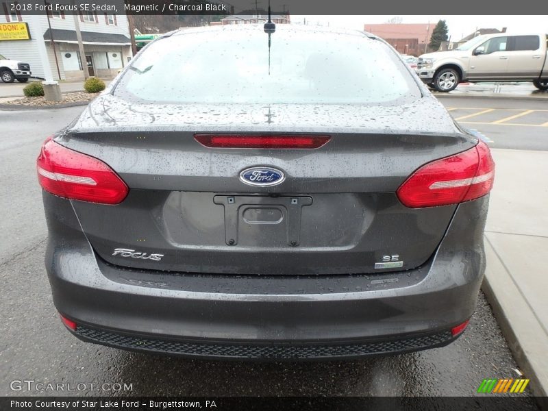 Magnetic / Charcoal Black 2018 Ford Focus SE Sedan