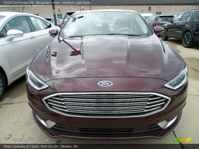 Burgundy Velvet / Medium Light Stone 2018 Ford Fusion SE