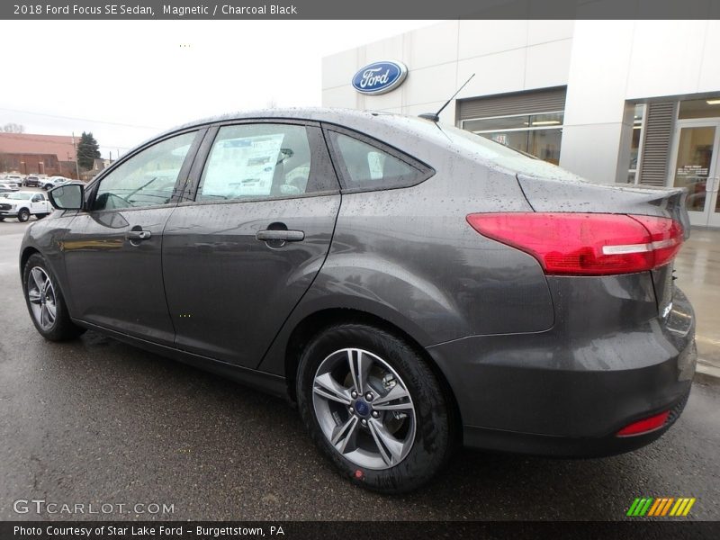 Magnetic / Charcoal Black 2018 Ford Focus SE Sedan