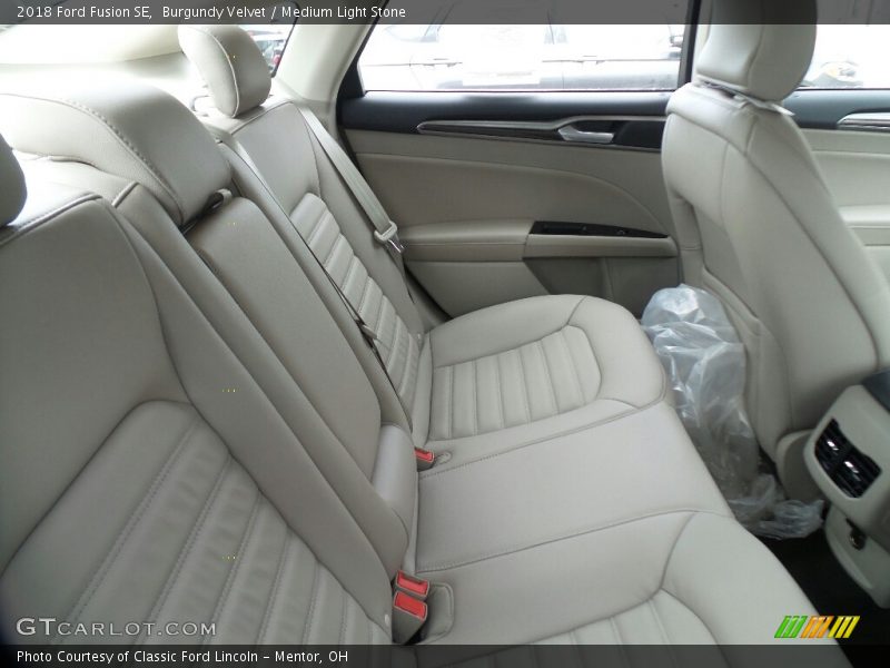 Burgundy Velvet / Medium Light Stone 2018 Ford Fusion SE