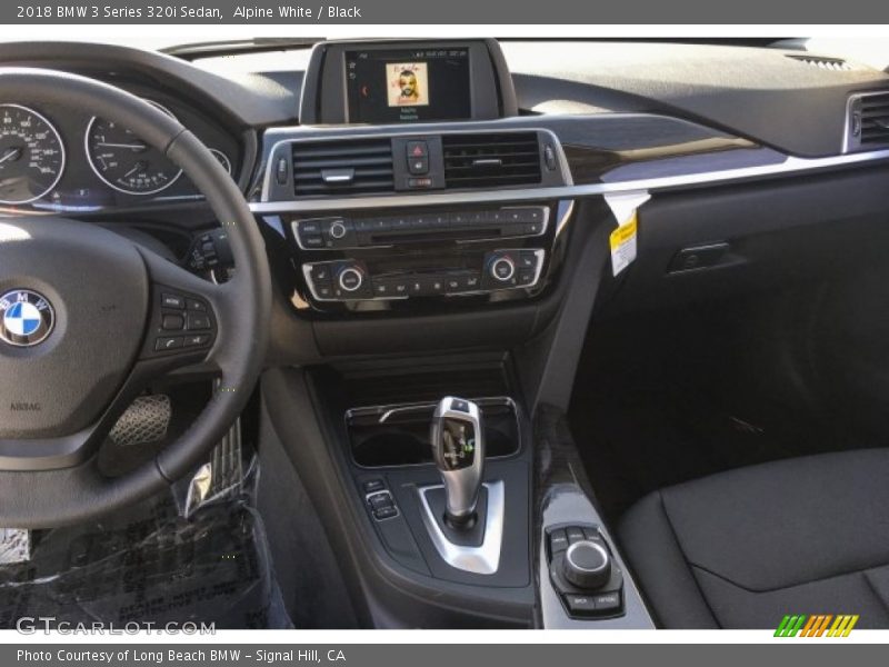 Alpine White / Black 2018 BMW 3 Series 320i Sedan