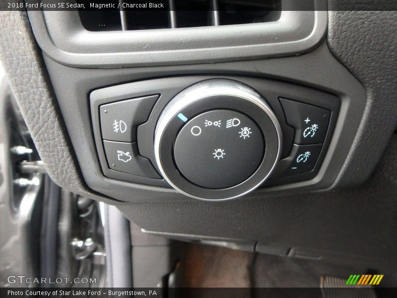 Magnetic / Charcoal Black 2018 Ford Focus SE Sedan