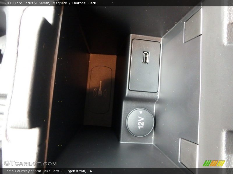 Magnetic / Charcoal Black 2018 Ford Focus SE Sedan