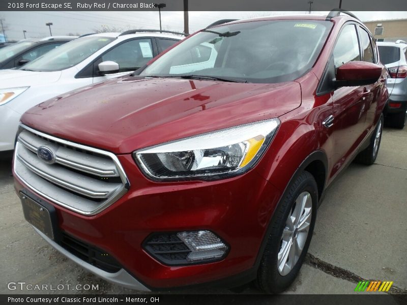 Ruby Red / Charcoal Black 2018 Ford Escape SE