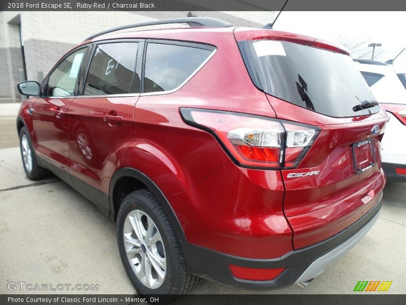 Ruby Red / Charcoal Black 2018 Ford Escape SE